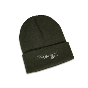 Gros plan du bonnet en tricot vert olive avec broderie main de Michel-Ange sur le revers