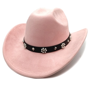 Détail d'un chapeau de cowboy rose en daim avec perles et rivets métalliques