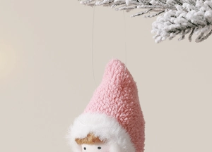 Gros plan sur la tête d'ange en peluche avec texture fine pour sapin de noël