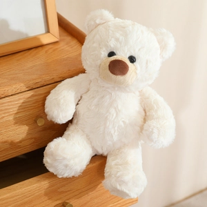 Détail d'un ours en peluche blanc avec texture en spirale et petit nez marron doux