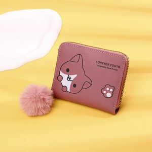 Mini portafoglio rosa con gatto cartone e pompon su sfondo giallo con decorazioni