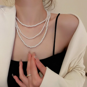 Dettaglio della collana di perle barocche bianche multistrato indossata su modella