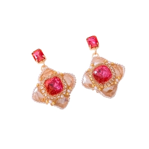 Orecchini pendenti vintage a fiori rossi con metallo dorato e gemme per donna