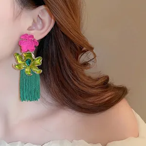 Boucles d'oreilles bohèmes avec pompons en soie verte et motif floral rose pour femme