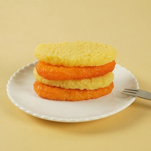 Modello realistico di hash brown portachiavi su un piatto decorativo di porcellana bianca