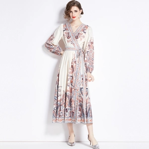 Ethno-Paisley-Midikleid mit V-Ausschnitt, Bindegürtel und langen Laternenärmeln