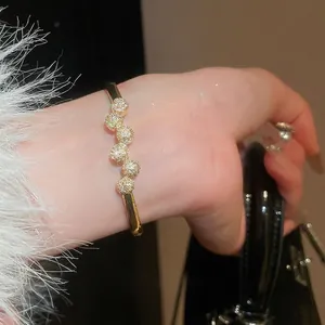 Bracelet jonc géométrique plaqué or 18 carats avec oxydes de zirconium pour femme