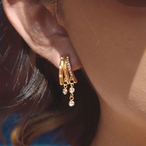 Boucles d'oreilles pendantes dorées en acier inoxydable avec cristaux et lignes courbes