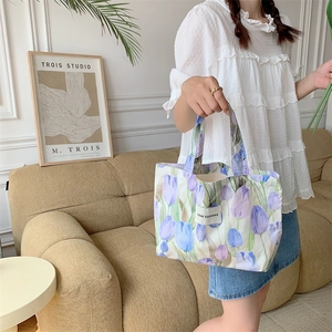 Détail du sac cabas en toile à imprimé floral avec motifs de tulipes bleues et mauves