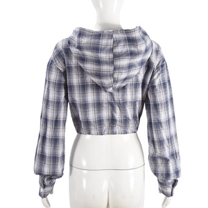 Achteraanzicht van de blauw-wit geblokte cropped hoodie met elastische zoom en lange mouwen