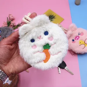Süßer weißer Plüsch-Hasen-Schlüsselanhänger mit Karotten-Stickerei und weichem Seil