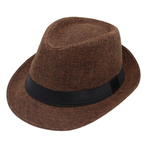 Detail eines dunkelbraunen Trilby-Hutes mit gewebter Textur und schwarzem Dekoband