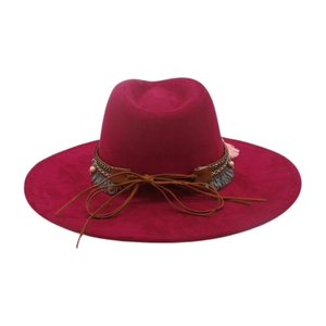 Dettaglio di cappello bordeaux con fascia etnica intrecciata e nappe in stile western