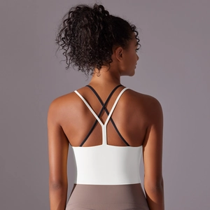 Détail des bretelles croisées du soutien-gorge de sport blanc avec design sans couture