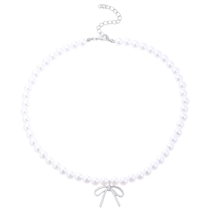 Elegante collana di perle bianche con ciondolo a fiocco argento e catena regolabile
