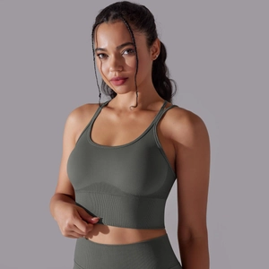 Gros plan sur brassière de sport côtelée vert olive avec fines bretelles et bande large