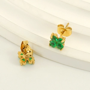 Boucles d'oreilles trèfle en acier inoxydable plaqué or 18 carats avec zircons verts en cœur