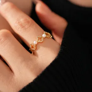Bague fleur plaquée or 18k avec perles blanches et zircons, style vintage français