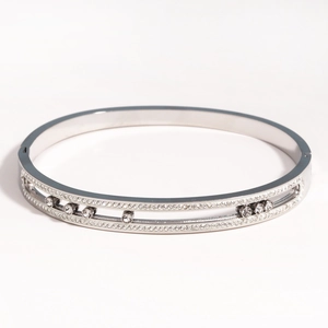 Détail macro du bracelet en acier titane argenté avec cristaux de zircone mobiles brillants