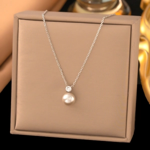 Elegante Perlenanhänger-Halskette mit Silberkette und Zirkon auf einer Schmuckbox
