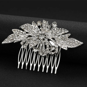 Dettaglio pettine capelli sposa in argento con fiori e foglie di strass su fondo nero