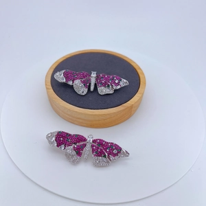 Broche papillon exquise avec zircons roses et verts sur une base en métal de qualité