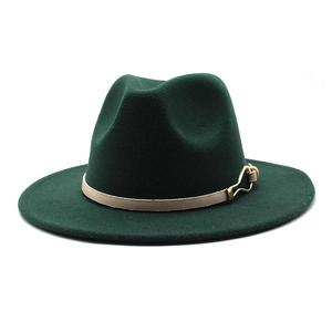 Chapeau fedora en laine vert foncé à bord plat et ceinture en cuir marron avec boucle
