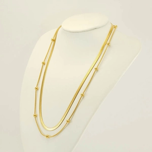 Zweilagige Halskette aus Gold-Edelstahl mit Schlangenkette und kleinen Perlendetails