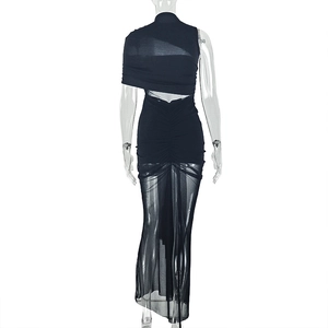 Detail der transparenten Mesh-Stoffe und des Cut-Out-Designs an diesem schwarzen Kleid