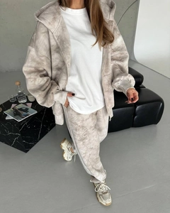 Détail d'un ensemble détente gris tie-dye avec sweat à capuche zippé et pantalon