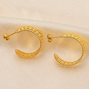 Boucles d'oreilles créoles C en acier doré 18K avec texture perlée sur soie élégante