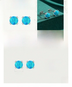 Dettaglio orecchini in argento 925 con opale blu e pietre da 5mm a quattro griffe