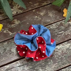 Dettaglio dell'elastico per capelli a pois rossi e denim con design a strati e texture