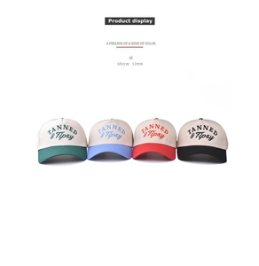 Dettaglio di cappellini da baseball in cotone con ricamo vintage e visiere colorate