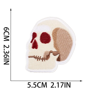 Toppa ricamata a teschio di Halloween con rosa rossa e dimensioni di 6x5,5 cm totali