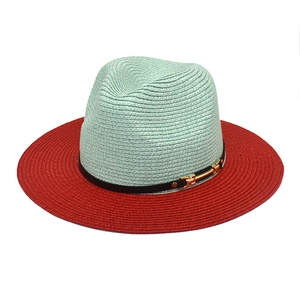 Vue détaillée du chapeau de paille avec boucle mors dorée et bord rouge contrasté
