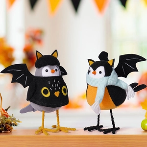 Lot de deux oiseaux décoratifs d'Halloween avec ailes de chauve-souris et pulls tricotés