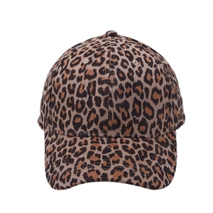 Casquette de baseball classique à imprimé léopard avec visière courbée sur fond blanc