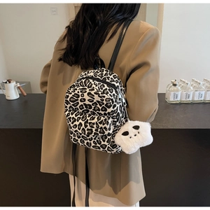 Mini zaino con stampa leopardata indossato sulla schiena con ciondolo a fantasma