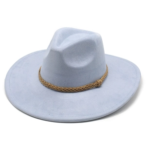 Nahaufnahme hellblauer Fedora mit breiter Krempe und braunem Webband-Detail