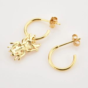 Détail des boucles d'oreilles scarabée en argent 925 avec zircons roses sertis