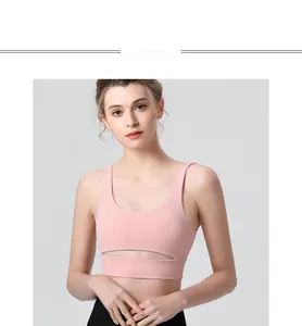 Soutien-gorge de sport rose à maintien élevé avec larges bretelles et détail ajouré au buste