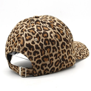 Vista trasera de gorra de béisbol con estampado de leopardo y hebilla metálica ajustable