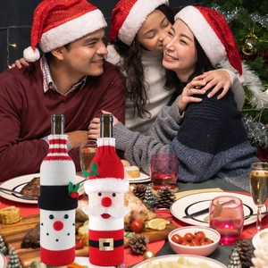 Housses de bouteille de Noël tricotées avec Père Noël et Bonhomme de neige pour la table