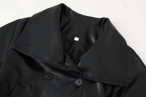 Detailansicht der schwarzen PU-Lederjacke mit Reverskragen und doppelreihigen Knöpfen