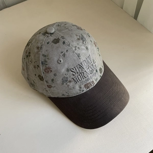 Détail de la broderie Sunday Morning sur casquette vintage à fleurs et visière marron