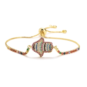 Bracelet main de Fatma doré ajustable avec zircons multicolores sur fond blanc pur