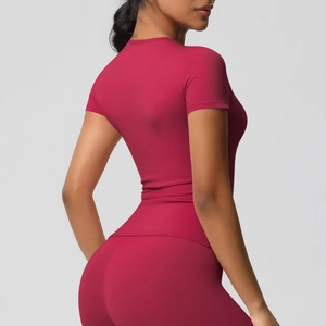 Détail du t-shirt de yoga rose baie anti-transpirant avec une coupe ajustée élastique