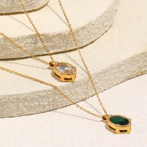 Elegante collana in acciaio inossidabile placcato oro 18K con ciondolo in zircone