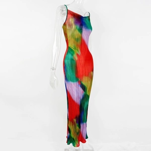 Gros plan détaillé de l'imprimé abstrait multicolore et du tissu plissé de la robe